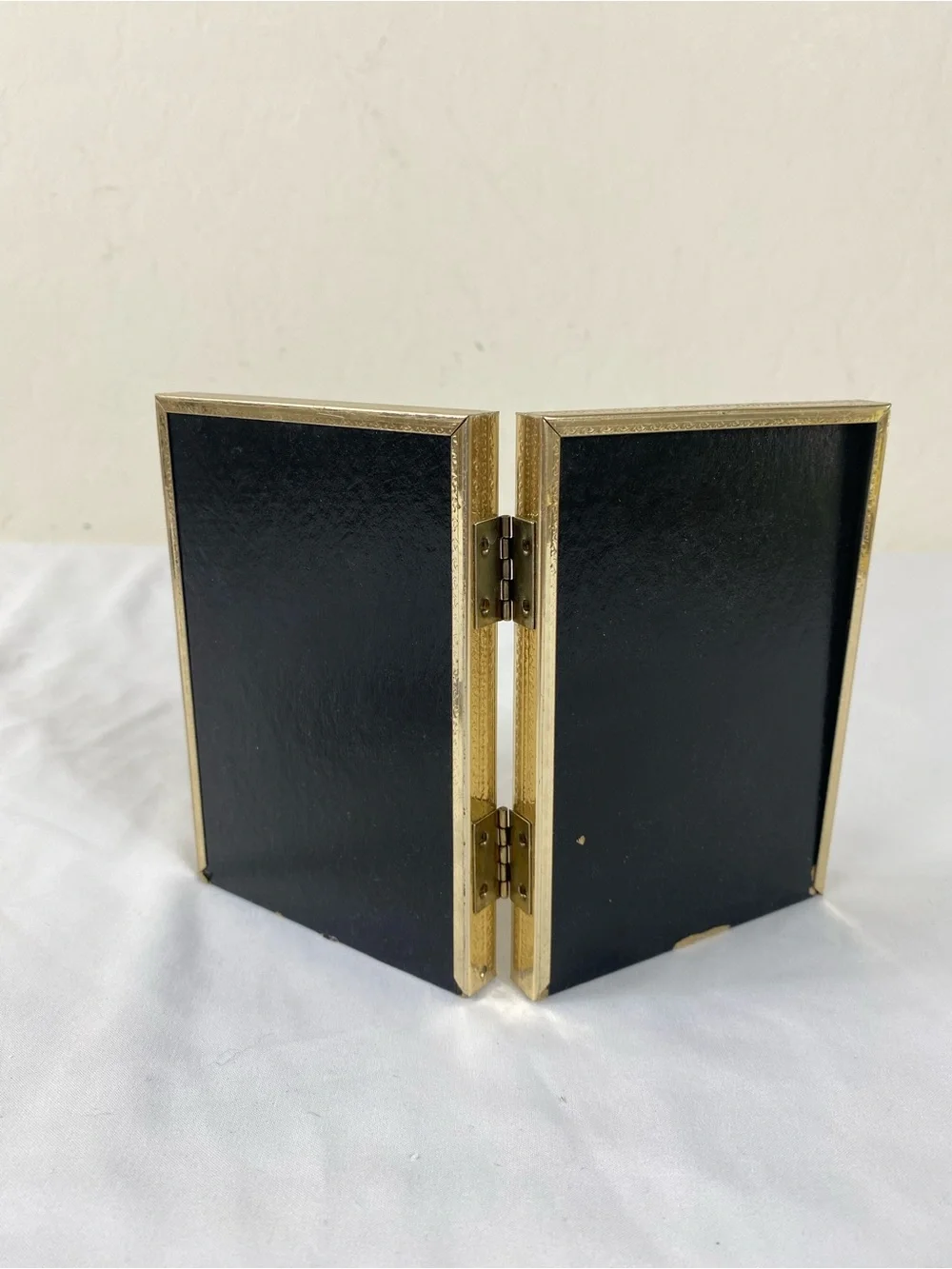 Vintage Gold Foldable Photo Frame with Ribbed Interior